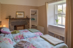 old-gortan-schoolhouse-twin-bedroom